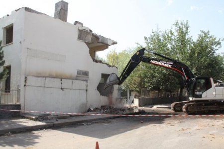 Belediye, kentsel dönüşüme kendi binasını yıkarak başladı
