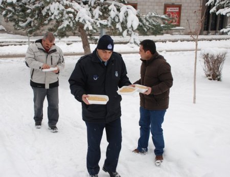 Belediye, kuşlar için parklara yem bıraktı