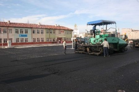 Belediye, Niğde Merkezde Okulların Bahçesini Asfaltlıyor