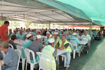 Belediye, Parklarda Çalışan İşçiler İçin Teşekkür Yemeği Düzenledi