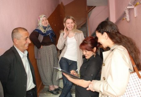 Belediye, Ücretsiz Vatandaşı Evinden Alıp Tedavi Ediyor, Yine Evine Bırakıyor