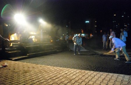 Belediye Asfalt Çalışmasını Sıcaktan Dolayı Gece Yapıyor