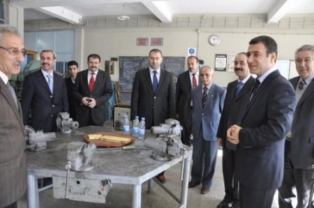 Belediye Başkanı, Mezun Olduğu Okulu Ziyaret Edip Öğretmenler Gününü Kutladı