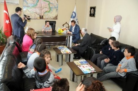 Belediye başkanı, okuluna bilgisayar alınması talimatı verdi