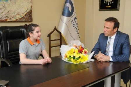 Belediye başkanı, okuluna bilgisayar alınması talimatı verdi