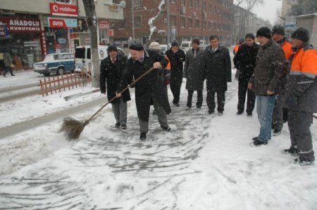 Belediye Başkanı, Personeliyle Birlikte Kar Temizledi