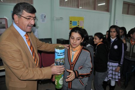Belediye Başkanı Akdoğan’dan öğrencilere satranç takımı