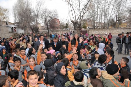 Belediye Başkanı Akdoğan’dan öğrencilere satranç takımı