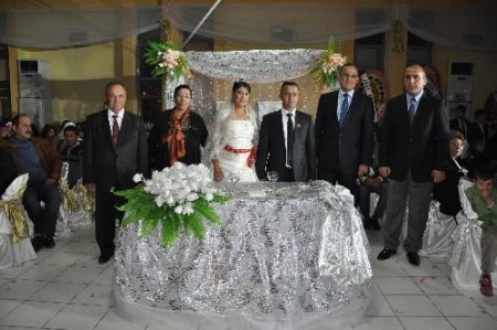 Belediye Başkanı Altıntaş, Gelinine 10 Adet Bilezik Ve Set Taktı