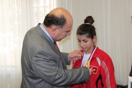 Belediye Başkanı Çelik, dünya ikincisi Nagihan Cebur’u ödüllendirdi