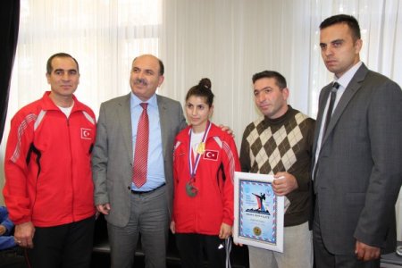 Belediye Başkanı Çelik, dünya ikincisi Nagihan Cebur’u ödüllendirdi