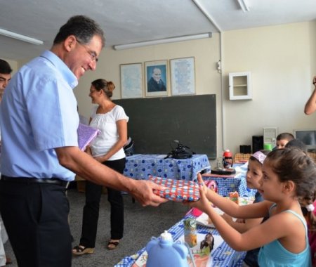 Belediye Başkanı Civelek öğrencilere kırtasiye malzemesi dağıttı
