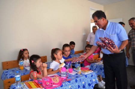 Belediye Başkanı Civelek öğrencilere kırtasiye malzemesi dağıttı