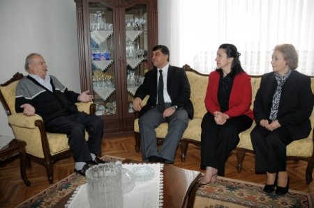 Belediye Başkanı Fadıloğlu, emekli öğretmeni evinde ziyaret etti