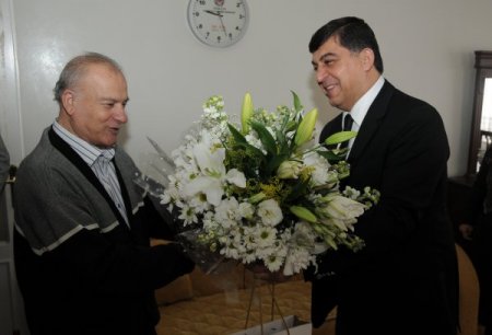 Belediye Başkanı Fadıloğlu, emekli öğretmeni evinde ziyaret etti