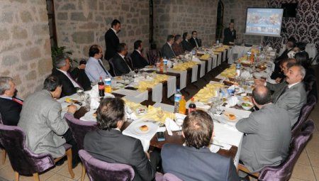 Belediye Başkanı Gümrükçüoğlu, oda başkanları ile buluştu