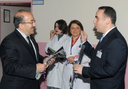 Belediye Başkanı Gümrükçüoğlu'ndan öğretmenlere karanfilli kutlama