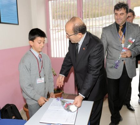 Belediye Başkanı Gümrükçüoğlu'ndan öğretmenlere karanfilli kutlama