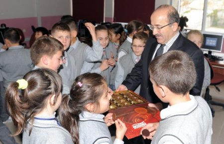Belediye Başkanı Gümrükçüoğlu'ndan öğretmenlere karanfilli kutlama