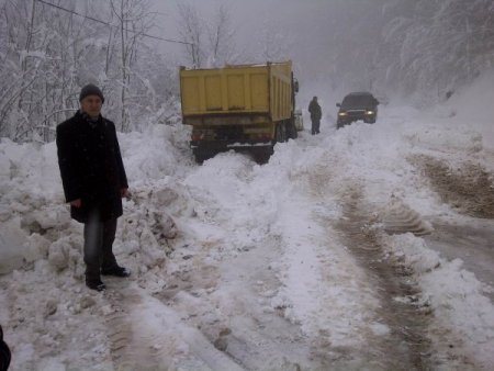Belediye Başkanı Kar Nedeniyle Kapanan Yolda Mahsur Kaldı