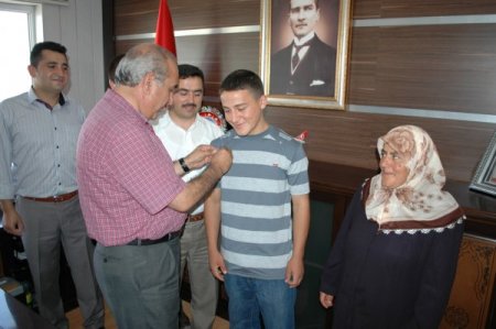 Belediye Başkanı Sel, SBS'de tam puan alan öğrenciyi ödüllendirdi