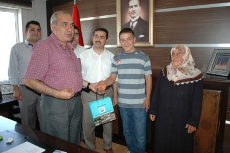 Belediye Başkanı Sel, SBS'de tam puan alan öğrenciyi ödüllendirdi