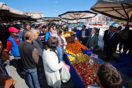 Belediye Başkanı Tuna, Cuma Pazarı'nı ziyaret etti
