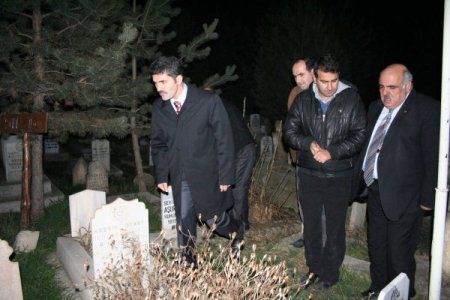 Belediye başkanı ve meclis üyeleri mezarlıkta dua ederek yeni yıla girdi