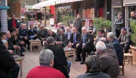 Belediye Başkanı Yenihan, esnafla şadırvanda buluştu