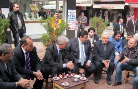 Belediye Başkanı Yenihan, esnafla şadırvanda buluştu