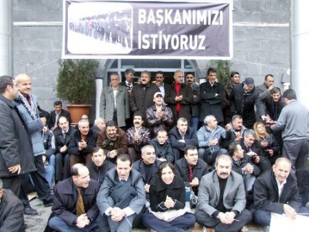 Belediye Başkanının Tutuklanmasını Ellerini Kelepçeleyerek Protesto Ettiler