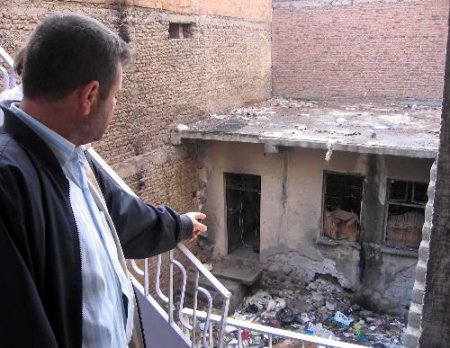 Belediye Çöp Eve İlgisiz Kalınca Mahalleli Çözümü Tavuklarda Buldu