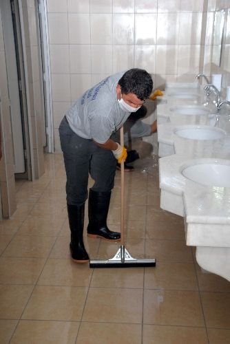 Belediye Ekipleri, Okullara Temizliğe Gidiyor