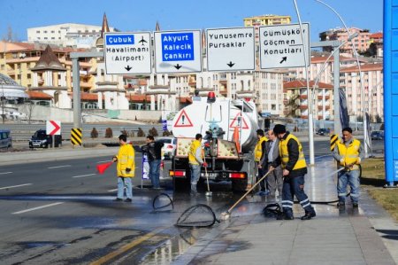 Belediye ekipleri Başkent'te cadde ve bulvar temizliklerini sürdürüyor