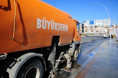 Belediye ekipleri Başkent'te cadde ve bulvar temizliklerini sürdürüyor