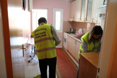 Belediye Ekipleri Kimsesiz Yaşlıların Evinde Bayram Temizliği Yaptı