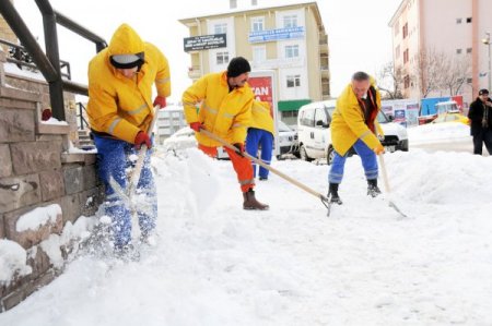 Belediye Ekiplerinin Kaldırımlarda Kar Mesaisi Devam Ediyor