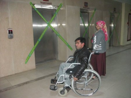 Belediye hastanenin 19 asansörünü mühürledi, yüzlerce kişi iki asansöre kaldı