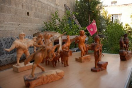 Belediye İşçisi Ağaçları Minik Heykellere Dönüştürüyor