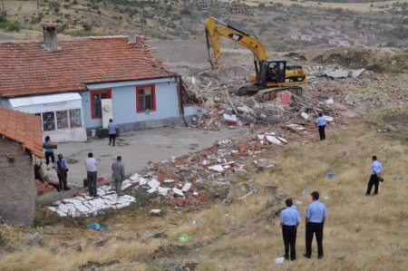 Belediye Kaçak Genelev Binasını Yıktı