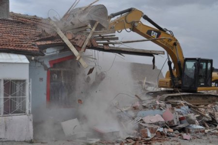 Belediye Kaçak Genelev Binasını Yıktı