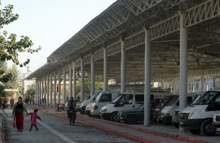 Belediye Kapalı Semt Pazarı Yaptı Ama Esnaf Hala Yola Tezgah Açıyor