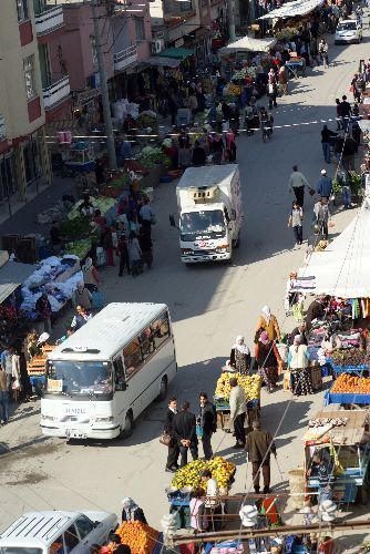 Belediye Kapalı Semt Pazarı Yaptı Ama Esnaf Hala Yola Tezgah Açıyor