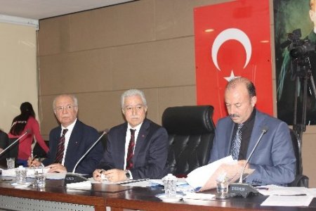 Belediye meclisinde “Adana neden gelişmiyor?” tartışması