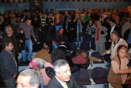 Belediye Meclisi'nde Yumruklar Konuştu, Belediye Başkanı Şemsiyelerle Korundu (3)