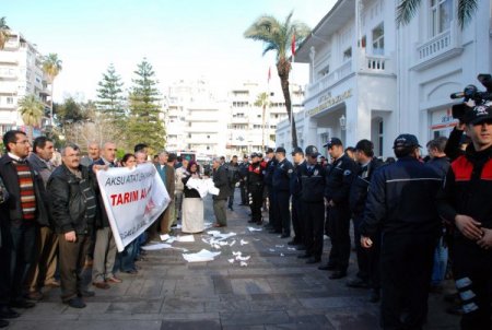 Belediye Meclisi'nde Yumruklar Konuştu, Belediye Başkanı Şemsiyelerle Korundu (3)