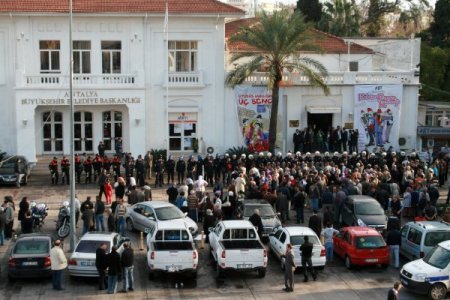Belediye Meclisi'nde Yumruklar Konuştu, Belediye Başkanı Şemsiyelerle Korundu (3)