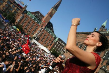 Belediye Meydanı Doldu Taştı, Anadolu Rüzgarı Kopenhag’ı Salladı