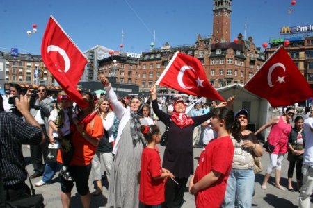 Belediye Meydanı Doldu Taştı, Anadolu Rüzgarı Kopenhag’ı Salladı
