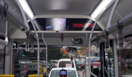 Belediye otobüsünde Neşet Ertaş dinleyerek yolculuk yapıyorlar